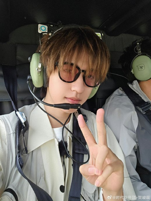 贺峻霖坐直升机自拍9615好酷喔|贺峻霖_新浪新闻