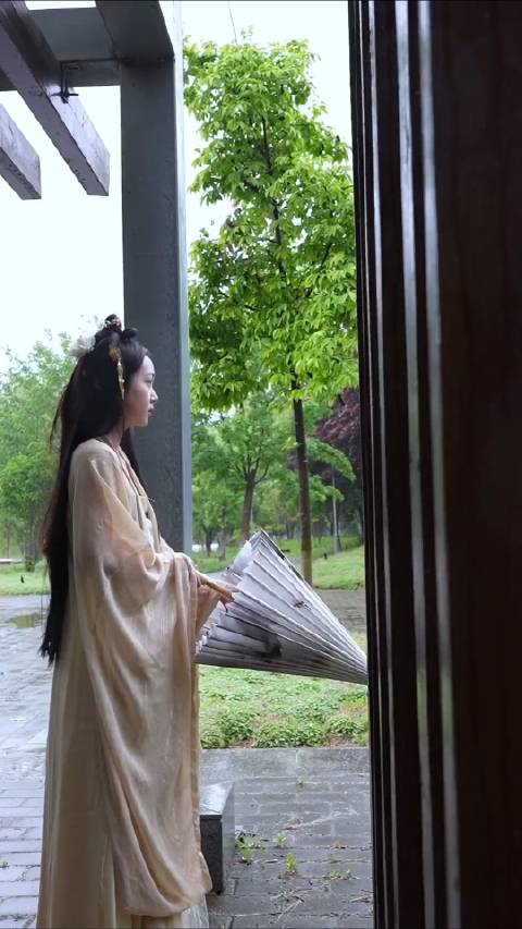 越罗衫袂迎春风玉刻麒麟腰带红俏丽若三春之桃清芙蓉不及美人妆