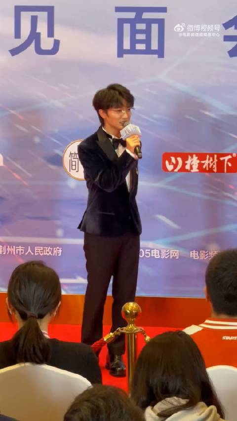 周深采访被大家cue唱小美满已经迫不及待想听今晚的正式舞台了