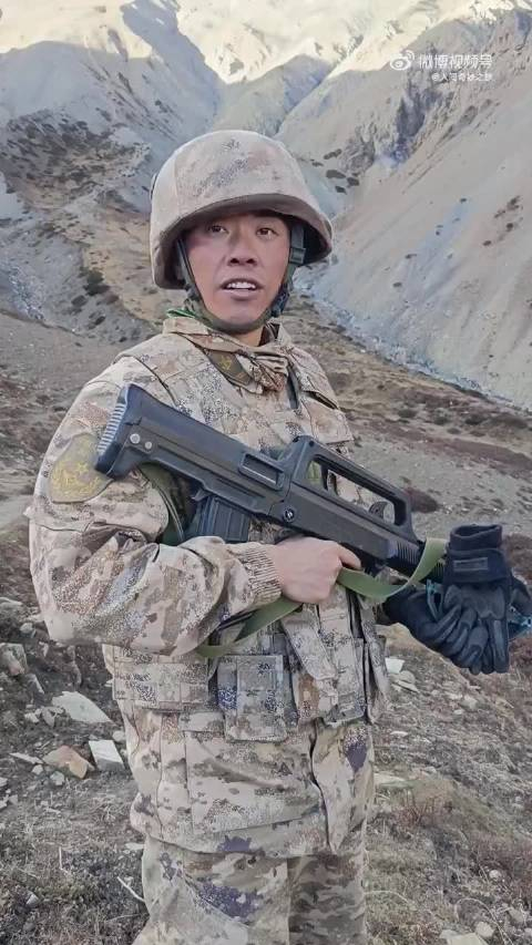 一位年轻的边防战士说:以前巡边的时候真的很苦啊…_