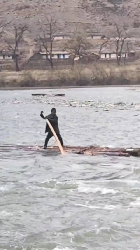 鸭绿江摆排又见74岁的老舵手掌控着排仍旧是那么的利落