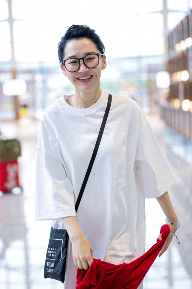 55岁许晴在机场里玩耍!穿小白裙嫩得像个"小姑娘",真让人心动