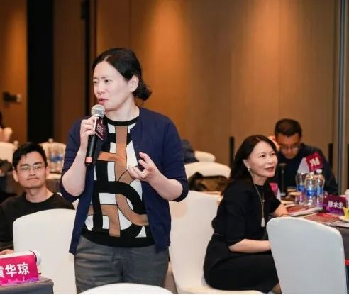 图10黄华琼教授代表发言