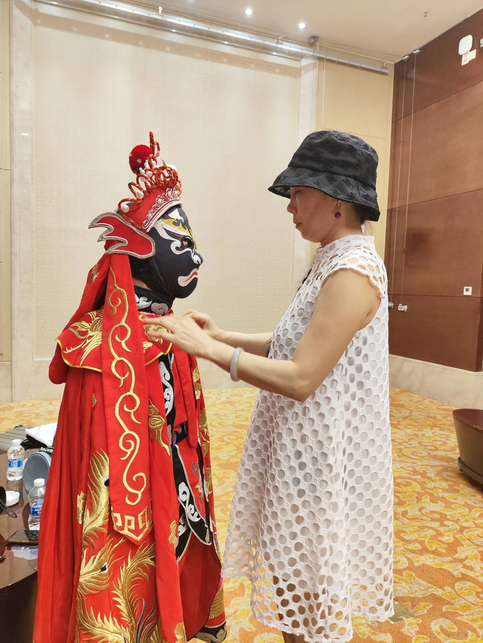 19岁唐氏女孩学川剧变脸走红已经会变8张脸谱正在学吐火