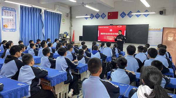 文峰街道到敬业中学开展"争当红岩先锋·维护国家安全"微宣讲活动