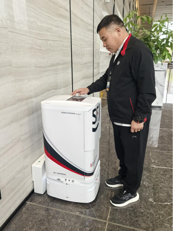 这款无人车运载空间为3立方米,满载重量达1000公斤,满电续航里程200