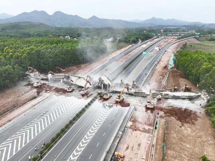 长深高速河惠段改扩建项目完成6座上跨天桥拆除