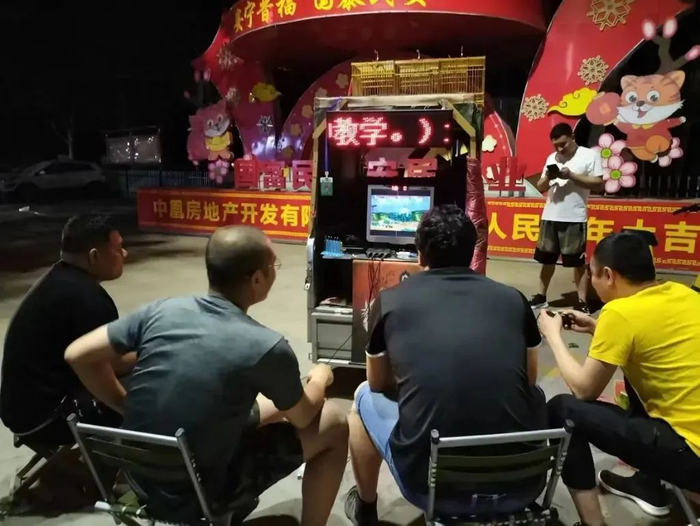 “人们晃着手柄，赢家大笑，输家怒骂，还有人喊‘再来一盘！’。看起来就像是时光在这里凝固了。”