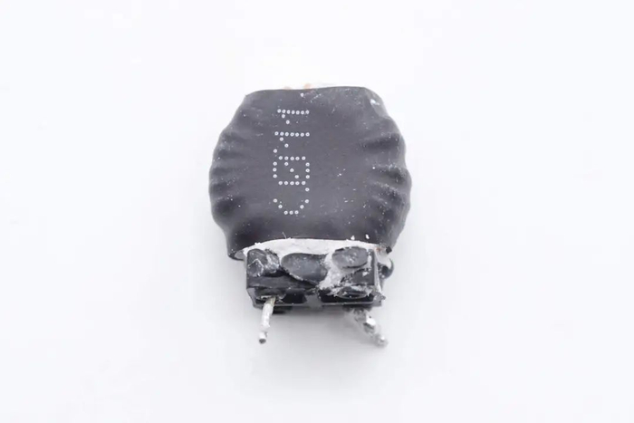 三颗薄膜滤波电容来自六和电子,规格相同均为1μf450v.