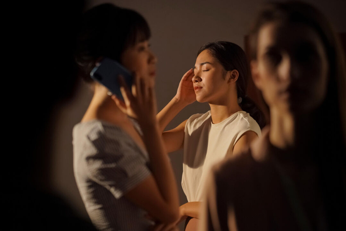 女演员自曝身世全网热议一个女人能否幸福在于看穿这个谎言