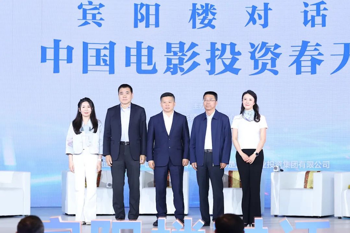 华强方特集团执行总裁尚琳琳特别谈到了方特在荆州的主题公园.