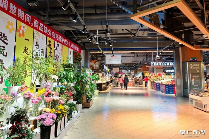 连日来，步步高梅溪湖店对卖场布局进行重新梳理。湘江早报全媒体记者 尹婷 摄