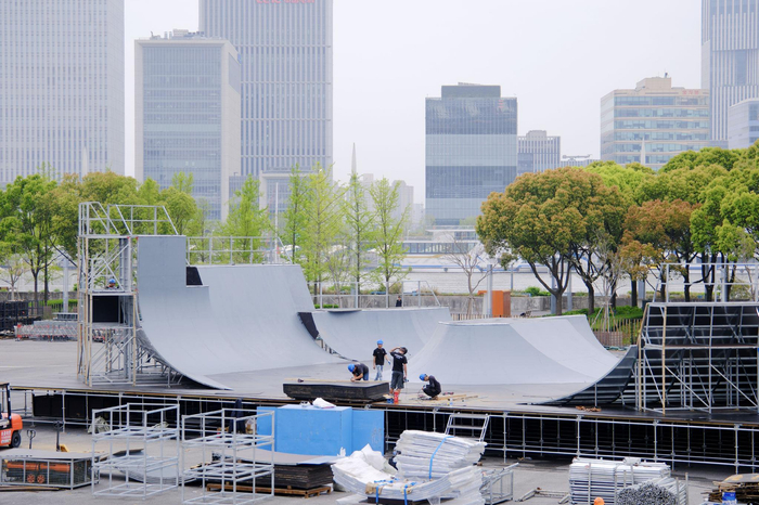 工作人员在搭建赛场。