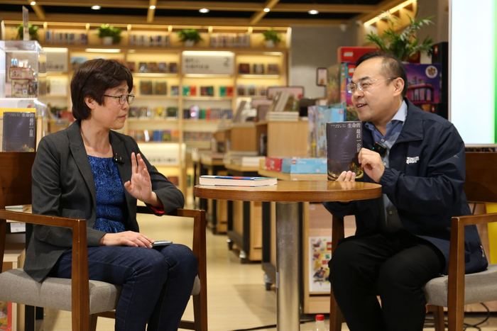 《生命的最后一公里》译者悟实（左）同路桂军对谈