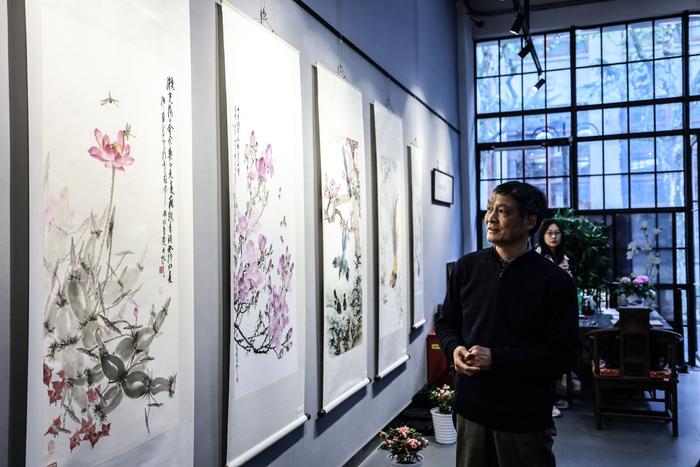 将国画课堂搬带到展览现场詹仁左书画展暨国画艺术体验课在上海交大