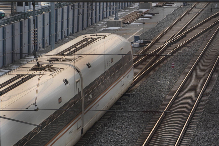 2024年1月20日，一列复兴号动车组驶出北京南站。 路炳阳/摄