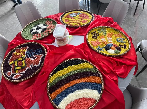 哈嘹动态|庆祝广西传统节日"三月三" 球员品尝特色五彩糯米饭
