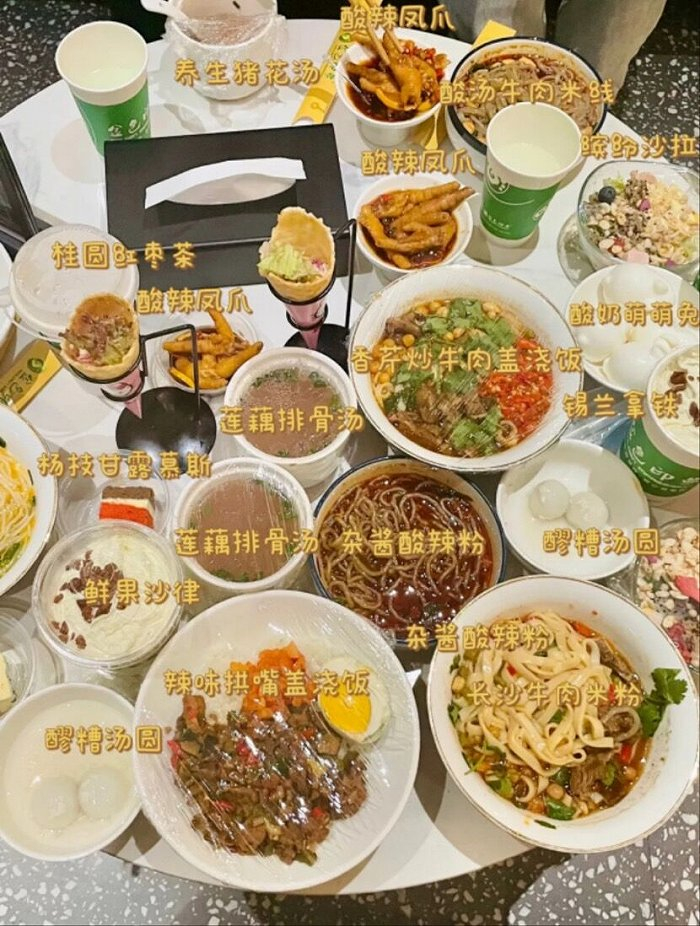 来自美团的数据显示,长沙,成都,重庆等地提供餐饮或小食服务的按摩