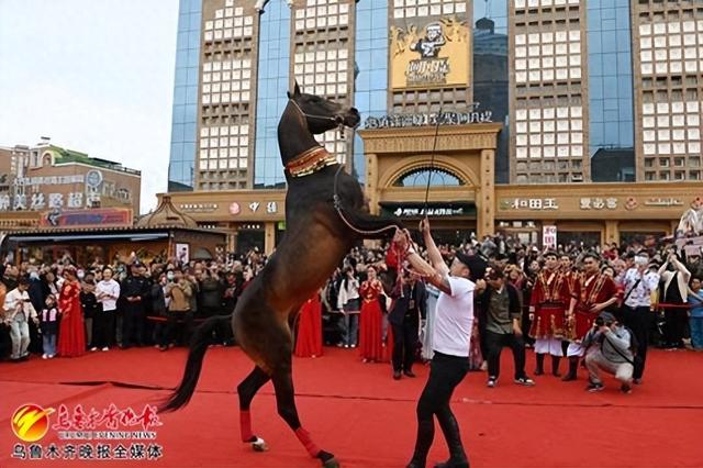 　　4月11日，在大巴扎步行街，新疆古生态园汗血宝马基地骑手与汗血宝马战神表演。记者陈岩摄
