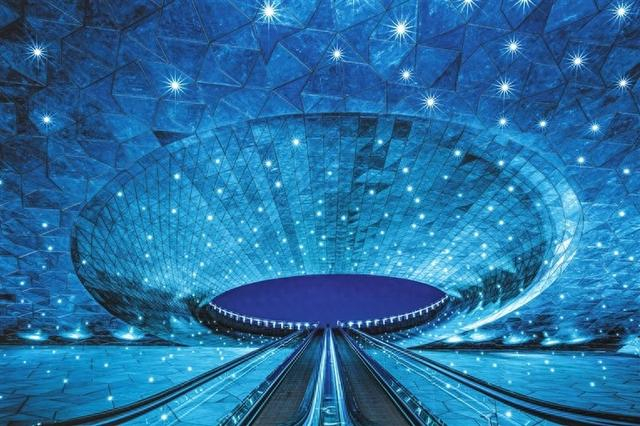 图为太原植物园"时光电梯"夜景.