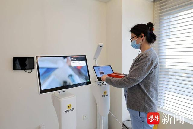 ▲机构工作人员通过美团医美智能验真设备为消费者进行药品验真 摄影：王梓浩