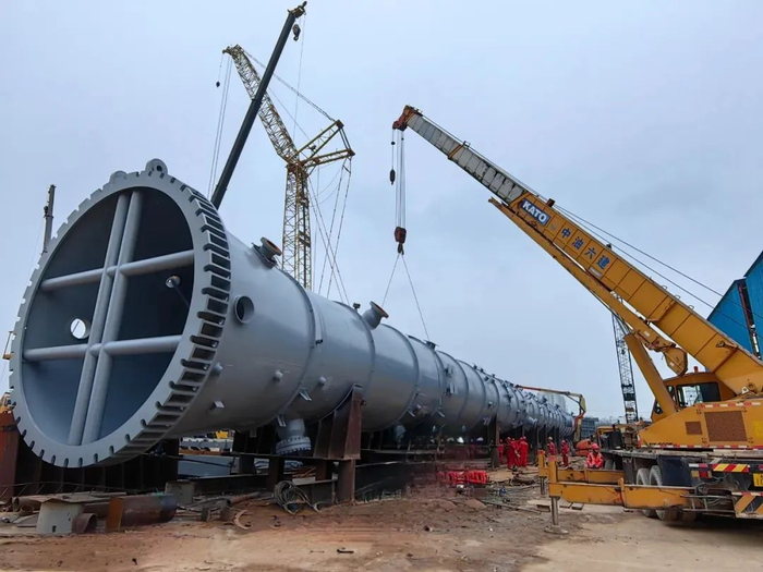 广西恒逸全厂最重设备首吊成功|恒逸|洗涤塔|设备_新浪新闻