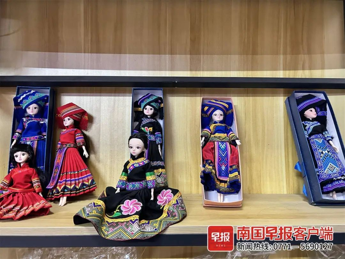 ▲身穿民族服饰的壮锦民族娃娃。