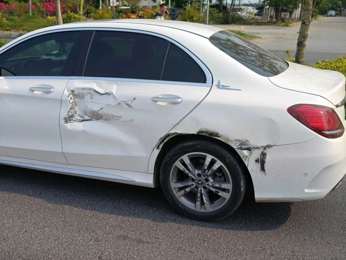 全责北海一大货车司机驾车变道疏于观察撞上小车