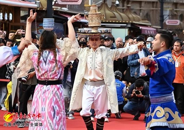 　　4月11日，在大巴扎步行街，舞蹈演员正在为游客表演民族舞蹈。记者陈岩摄