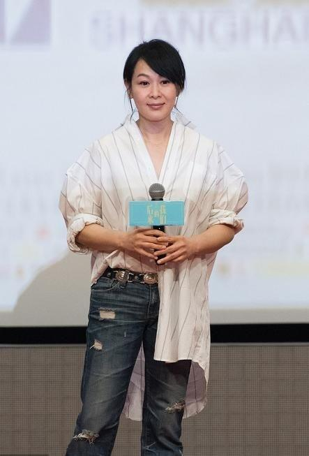 穿长款白t恤 牛仔裤走机场,素颜状态太年轻|刘若英|牛仔裤|素颜_新浪