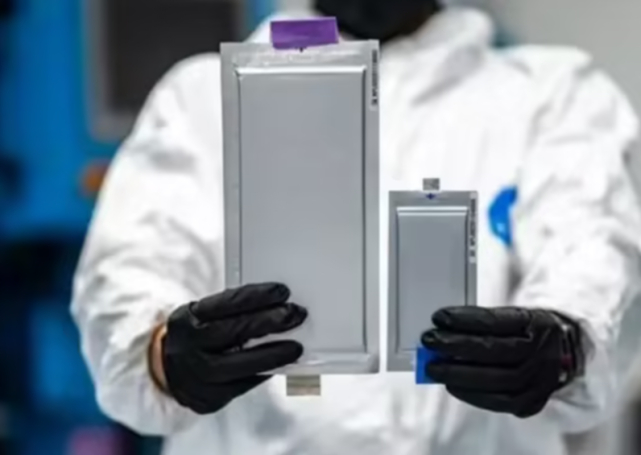 图源红旗轿车官微：一汽红旗演示的固态电池技术，体积更小容量更大（左传统电池 右固态电池）