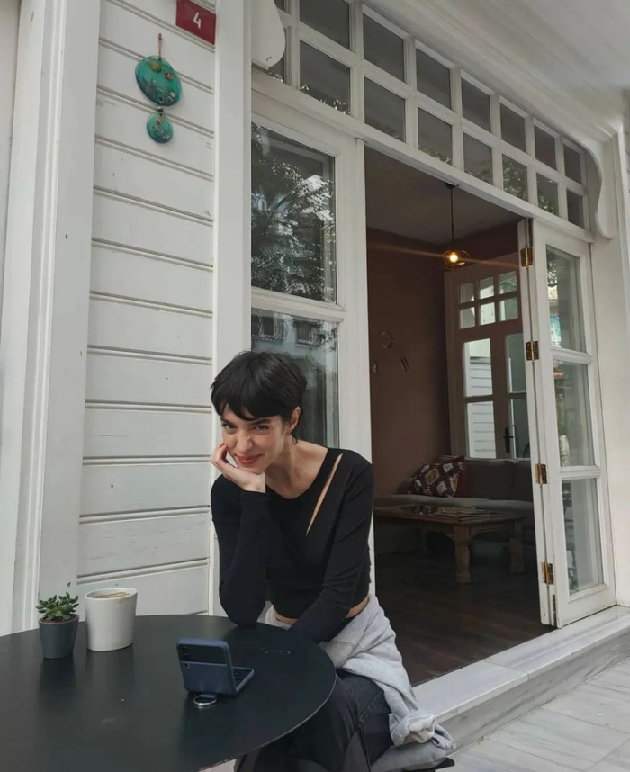 实用这位短发女生的春夏穿搭可以一键照抄