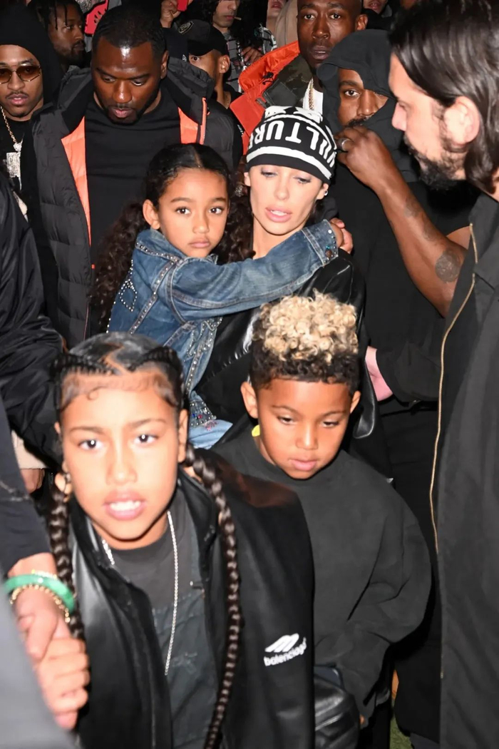 ye & kim kardashian 全家福根据 intouch 的报道,ye 和新妻子 bianca