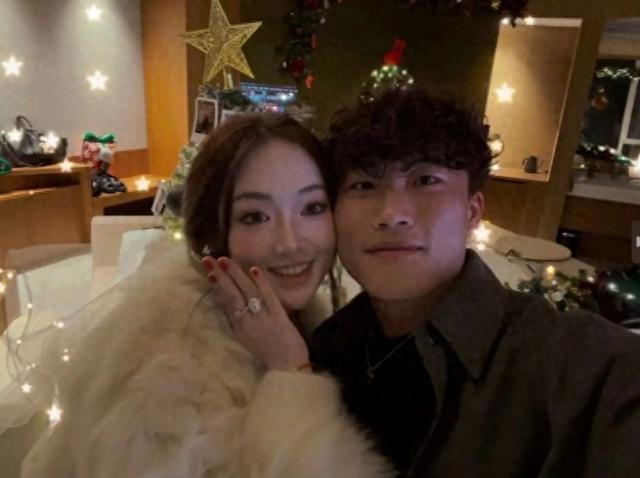 直播吧4月12日讯 在个人社媒,泰山球员谢文能晒出和妻子的甜蜜合照.