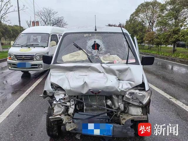 面包车追尾车头损毁严重车内钢瓶成炮弹穿透挡风玻璃