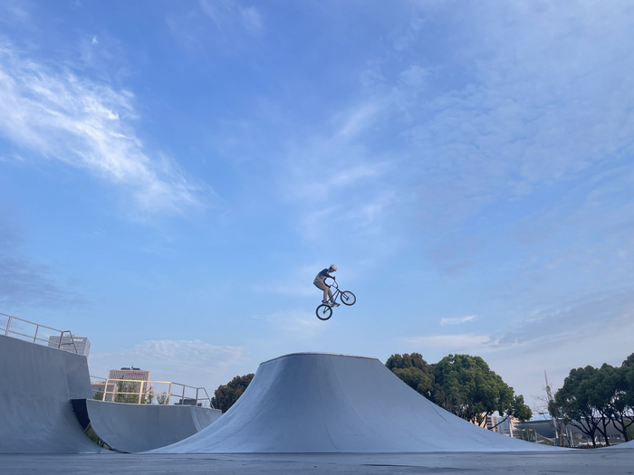 工作人员在测试奥运资格赛上海站自由式小轮车的比赛场地。