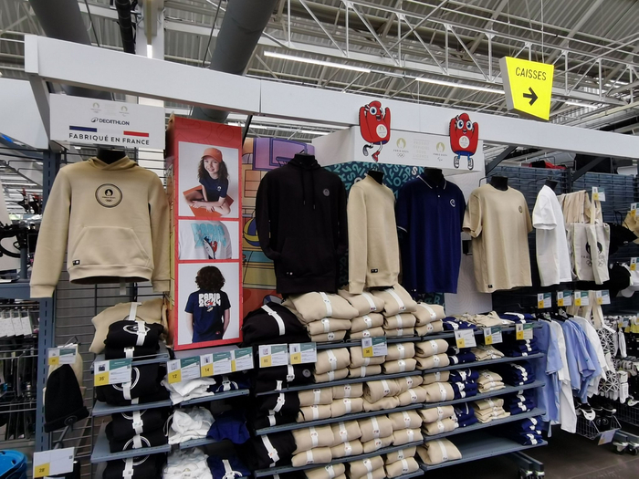 巴黎奥运会赞助商之一迪卡侬上架销售奥运特许商品。（图片来源：界面新闻/覃思悦）
