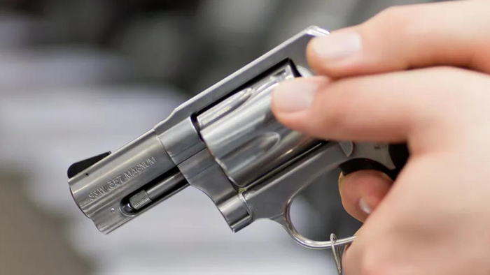 美国85岁母亲与入室歹徒枪战为保护残疾儿子将对方两枪击毙自己身中数