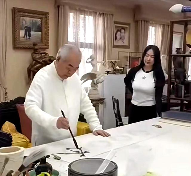 那问题来了,范曾的新婚妻子徐萌,到底是谁?