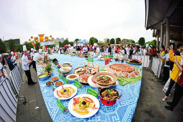 ▲广西非遗特色美食引来众多市民游客围观。（自治区文化和旅游厅供图）