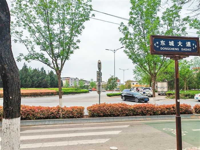 人行横道被机动车道与非机动车道之间的绿化带截断