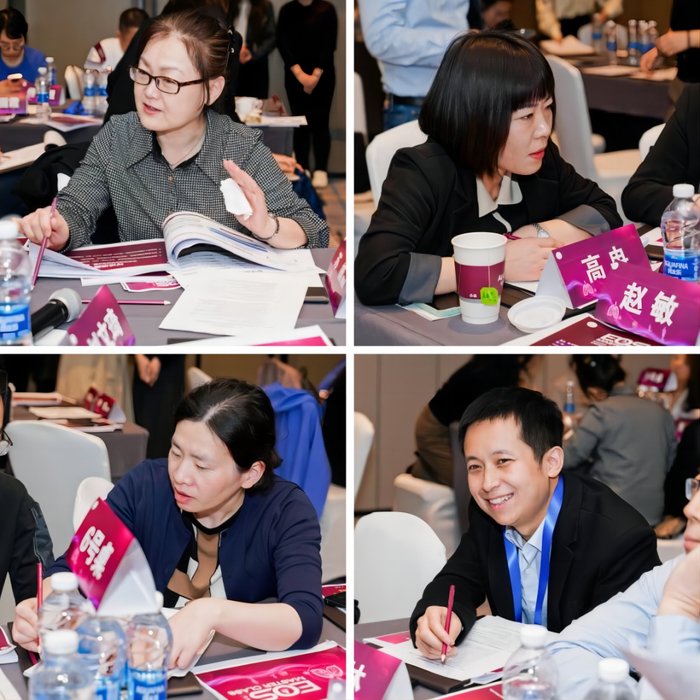 图4与会专家热烈讨论中