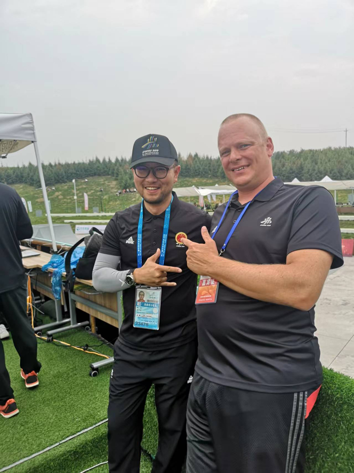 国家队技术顾问陈浩（左）对本次小轮车比赛的赛场赞不绝口。