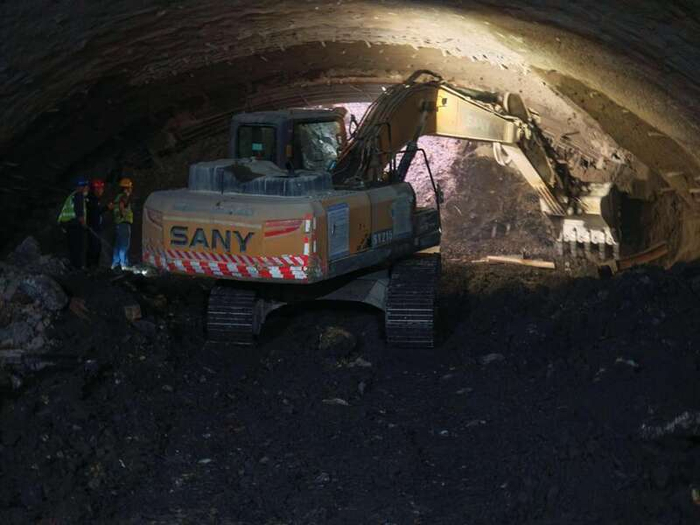 沪昆高速再扩容安盘高速安顺段首条隧道贯通