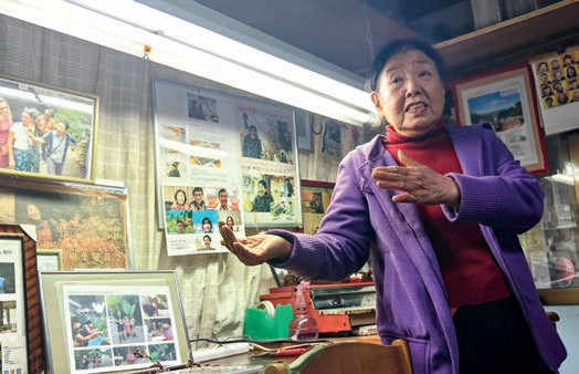 上胜町村民西荫幸代在家中讲述自己的故事