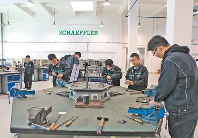 在位于太仓市的苏州健雄职业技术学院，学生们正在进行实操。刘仲华 摄