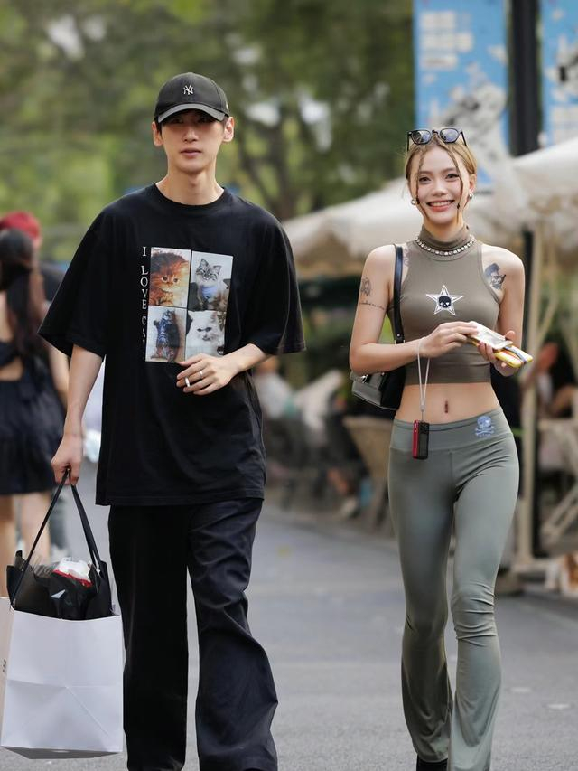 被太古里街拍惊艳了!满大街“低胸装、低腰裤”,时髦性感,好美|成都市|身材|成都|女生|时尚_新浪新闻