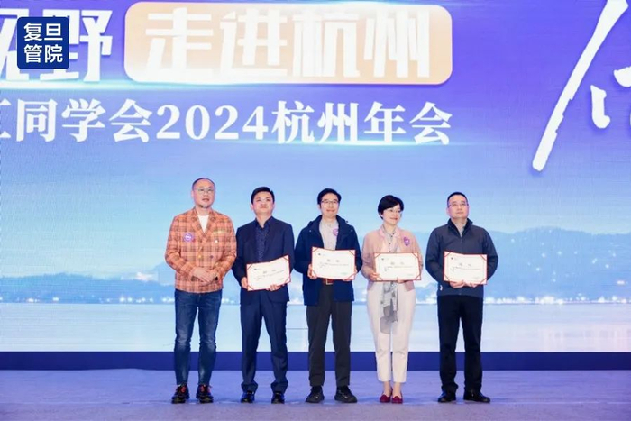 从左至右:朱明虬会长,方国宝副秘书长,王光祥副秘书长,王惠美副会长