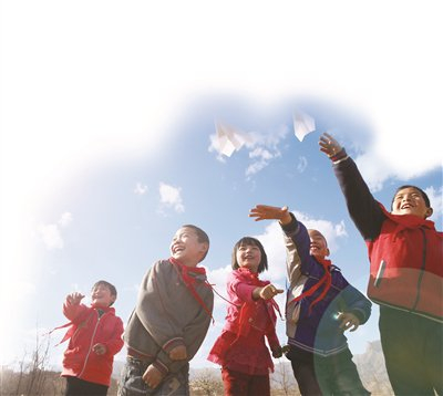 趁着大好春光,穿越花海,让心脾沐浴在芬芳之中;登临高峰,俯瞰大地