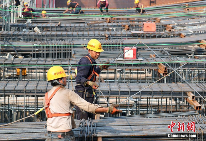 4月11日,北京城市副中心站建设现场,工人在紧张施工.